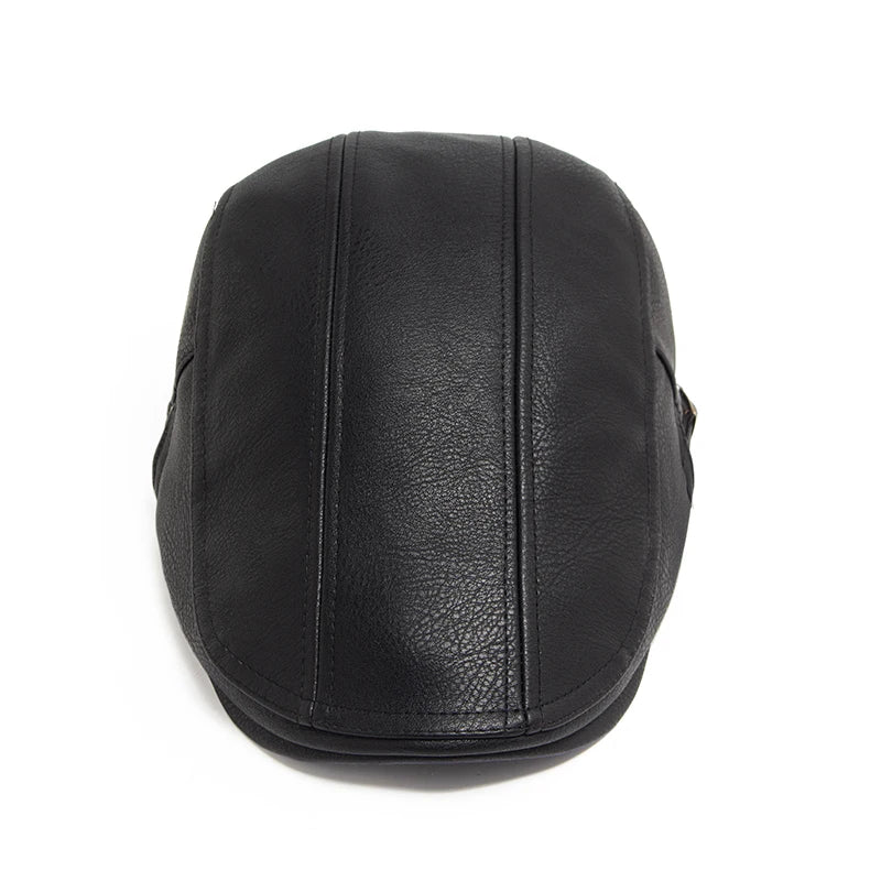 Boina inglesa masculina de couro Ferrutini FRT279, com design clássico, em couro premium, ajustável (55-60 cm), ideal para looks casuais ou formais, em cáqui, marrom, cinza escuro e preto.