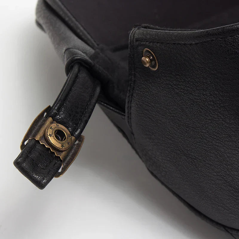 Boina inglesa masculina de couro Ferrutini FRT279, com design clássico, em couro premium, ajustável (55-60 cm), ideal para looks casuais ou formais, em cáqui, marrom, cinza escuro e preto.