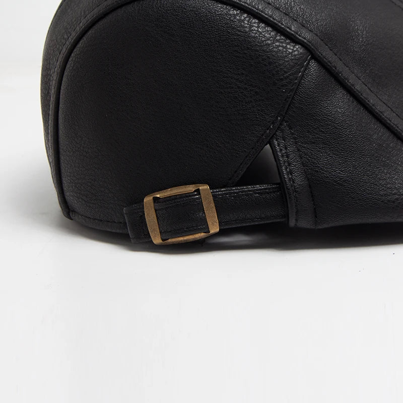 Boina inglesa masculina de couro Ferrutini FRT279, com design clássico, em couro premium, ajustável (55-60 cm), ideal para looks casuais ou formais, em cáqui, marrom, cinza escuro e preto.