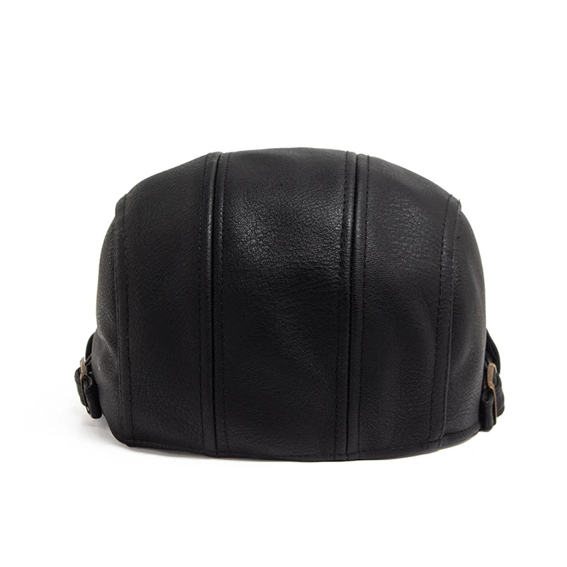 Boina inglesa masculina de couro Ferrutini FRT279, com design clássico, em couro premium, ajustável (55-60 cm), ideal para looks casuais ou formais, em cáqui, marrom, cinza escuro e preto.