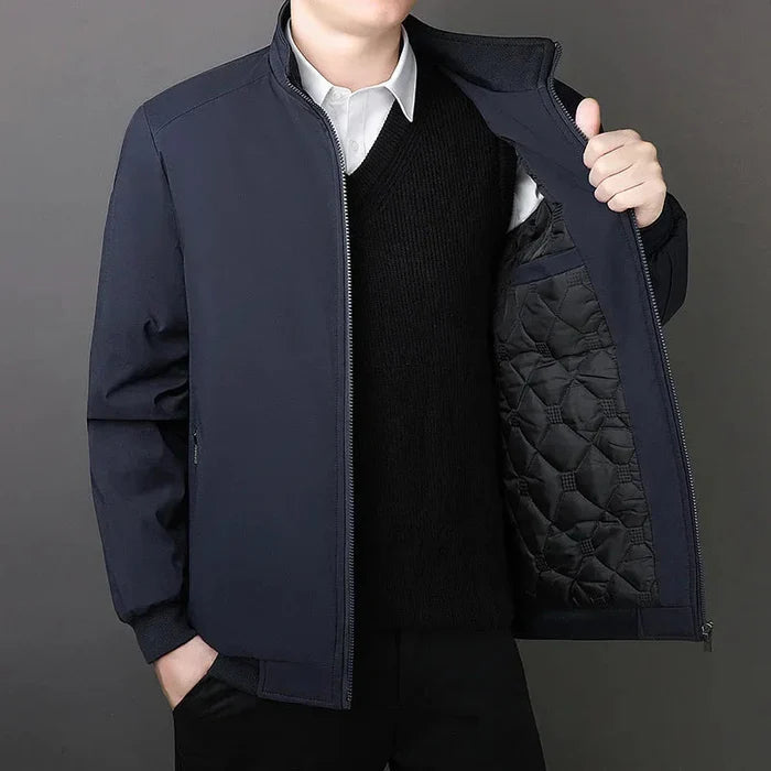 Jaqueta masculina Ferrutini FRT200, com design funcional, em poliéster, forro acolchoado, zíper de alumínio, ideal para dias frios e composições casuais ou sofisticadas.