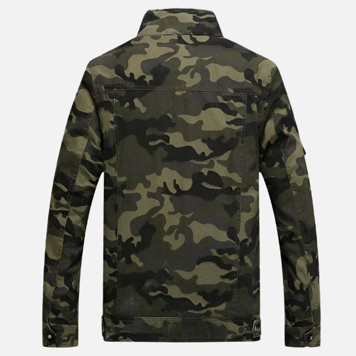 Jaqueta camuflada masculina Ferrutini FRT141, com estampa militar, em poliéster, forro interno de algodão, ideal para dias frios, com zíper frontal e sem capuz.