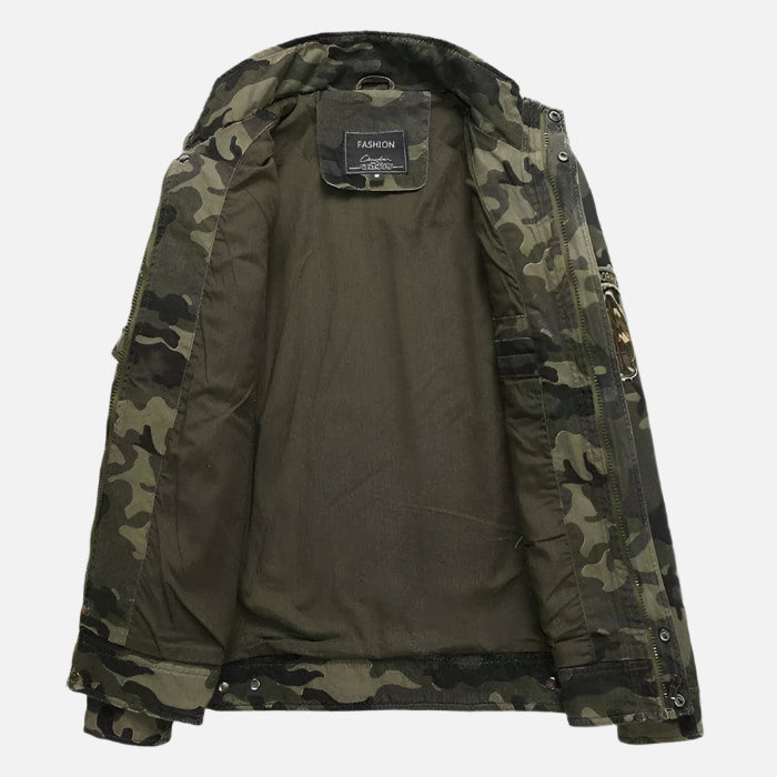 Jaqueta camuflada masculina Ferrutini FRT141, com estampa militar, em poliéster, forro interno de algodão, ideal para dias frios, com zíper frontal e sem capuz.