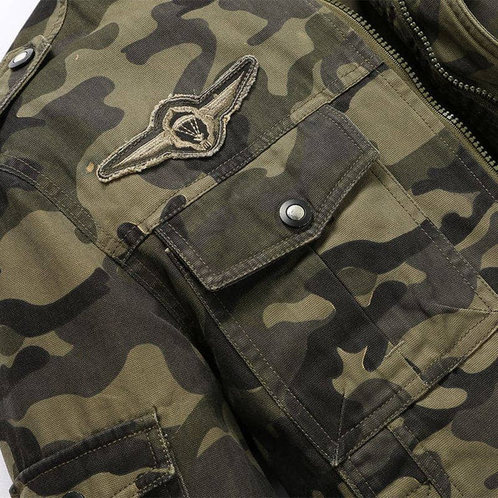 Jaqueta camuflada masculina Ferrutini FRT141, com estampa militar, em poliéster, forro interno de algodão, ideal para dias frios, com zíper frontal e sem capuz.