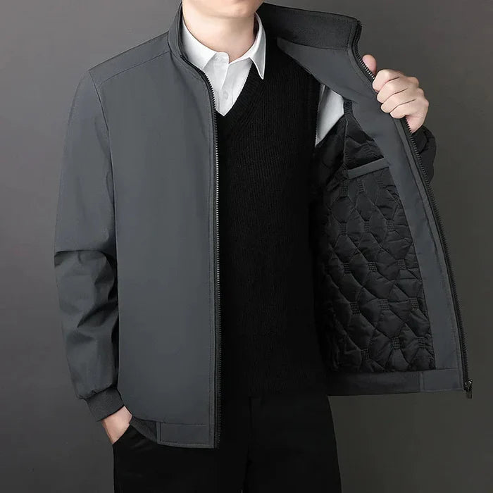 Jaqueta masculina Ferrutini FRT200, com design funcional, em poliéster, forro acolchoado, zíper de alumínio, ideal para dias frios e composições casuais ou sofisticadas.