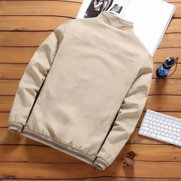 Jaqueta masculina Ferrutini FRT193, com design moderno, em poliéster e algodão, estampa sólida, bolsos funcionais, ideal para looks casuais, com zíper frontal e manga regular.
