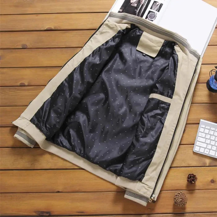 Jaqueta masculina Ferrutini FRT193, com design moderno, em poliéster e algodão, estampa sólida, bolsos funcionais, ideal para looks casuais, com zíper frontal e manga regular.