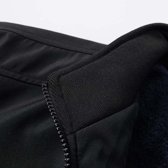 Jaqueta masculina Ferrutini FRT200, com design funcional, em poliéster, forro acolchoado, zíper de alumínio, ideal para dias frios e composições casuais ou sofisticadas.