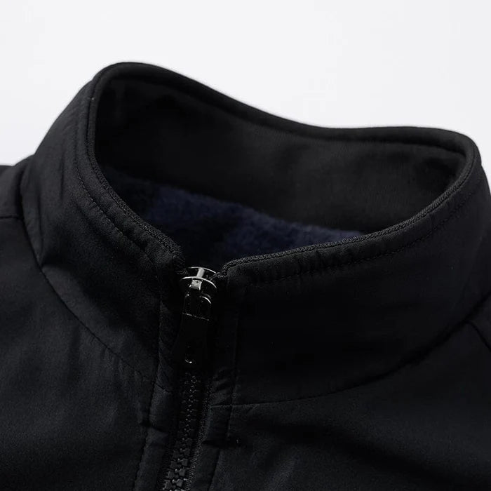 Jaqueta masculina Ferrutini FRT200, com design funcional, em poliéster, forro acolchoado, zíper de alumínio, ideal para dias frios e composições casuais ou sofisticadas.