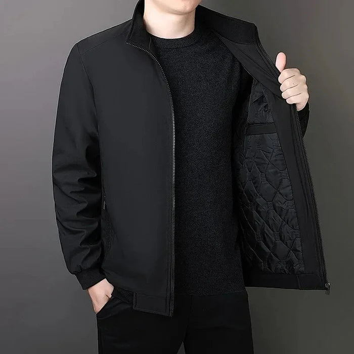 Jaqueta masculina Ferrutini FRT200, com design funcional, em poliéster, forro acolchoado, zíper de alumínio, ideal para dias frios e composições casuais ou sofisticadas.