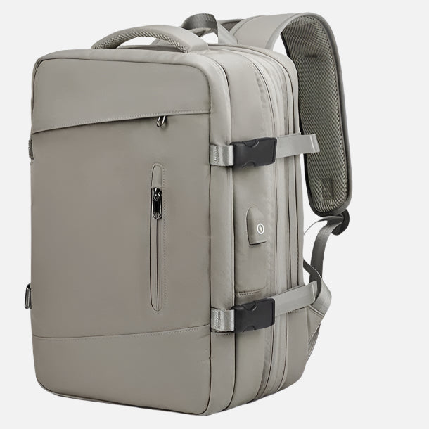 Mochila Ferrutini FRT425, em nylon resistente, 36-75L, com USB e divisórias, softback, ideal para viagens, negócios ou lazer, design elegante e confortável.