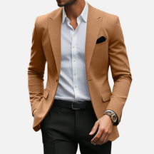 Blazer masculino em tecido premium, gola virada e design elegante, ideal para eventos sociais e ocasiões casuais.