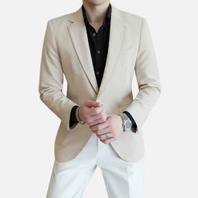 Blazer de malha em cor sólida, com design minimalista, sofisticado e confortável, ideal para looks casuais e formais.