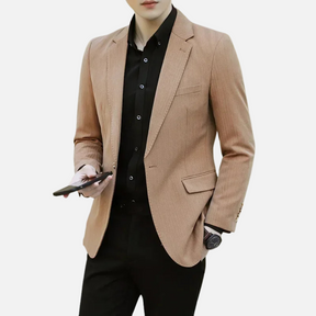 Blazer de malha em cor sólida, com design minimalista, sofisticado e confortável, ideal para looks casuais e formais.