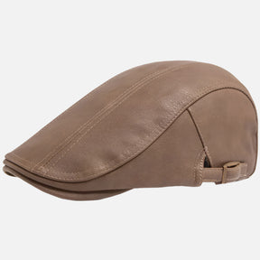 Boina inglesa masculina de couro Ferrutini FRT279, com design clássico, em couro premium, ajustável (55-60 cm), ideal para looks casuais ou formais, em cáqui, marrom, cinza escuro e preto.