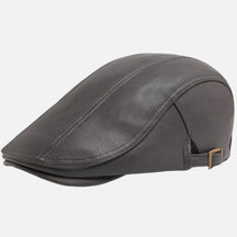 Boina inglesa masculina de couro Ferrutini FRT279, com design clássico, em couro premium, ajustável (55-60 cm), ideal para looks casuais ou formais, em cáqui, marrom, cinza escuro e preto.