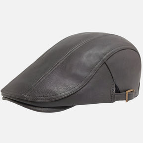 Boina inglesa masculina de couro Ferrutini FRT279, com design clássico, em couro premium, ajustável (55-60 cm), ideal para looks casuais ou formais, em cáqui, marrom, cinza escuro e preto.
