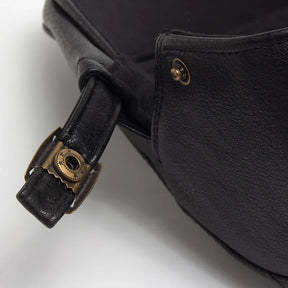 Boina inglesa masculina de couro Ferrutini FRT279, com design clássico, em couro premium, ajustável (55-60 cm), ideal para looks casuais ou formais, em cáqui, marrom, cinza escuro e preto.