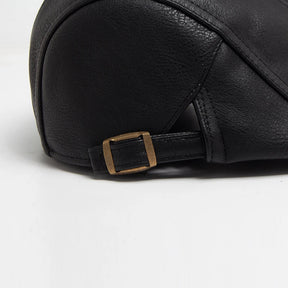 Boina inglesa masculina de couro Ferrutini FRT279, com design clássico, em couro premium, ajustável (55-60 cm), ideal para looks casuais ou formais, em cáqui, marrom, cinza escuro e preto.