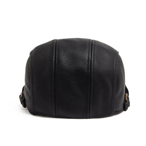 Boina inglesa masculina de couro Ferrutini FRT279, com design clássico, em couro premium, ajustável (55-60 cm), ideal para looks casuais ou formais, em cáqui, marrom, cinza escuro e preto.