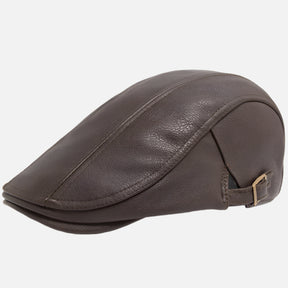 Boina inglesa masculina de couro Ferrutini FRT279, com design clássico, em couro premium, ajustável (55-60 cm), ideal para looks casuais ou formais, em cáqui, marrom, cinza escuro e preto.