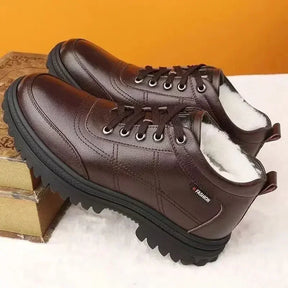 Bota masculina Ferrutini FRT247, em couro premium preto, com interior acolchoado, solado antiderrapante, fechamento em cadarço, ideal para o dia a dia ou ocasiões especiais.