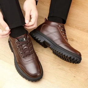 Bota masculina Ferrutini FRT247, em couro premium preto, com interior acolchoado, solado antiderrapante, fechamento em cadarço, ideal para o dia a dia ou ocasiões especiais.