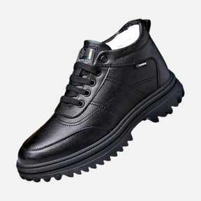 Bota masculina Ferrutini FRT247, em couro premium preto, com interior acolchoado, solado antiderrapante, fechamento em cadarço, ideal para o dia a dia ou ocasiões especiais.