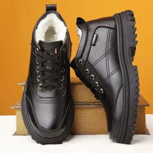 Bota masculina Ferrutini FRT247, em couro premium preto, com interior acolchoado, solado antiderrapante, fechamento em cadarço, ideal para o dia a dia ou ocasiões especiais.