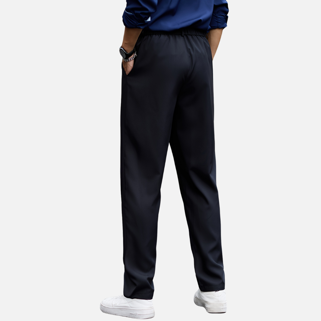 Calça reta casual em cor sólida, com caimento confortável e design versátil, ideal para o dia a dia e ambientes informais.