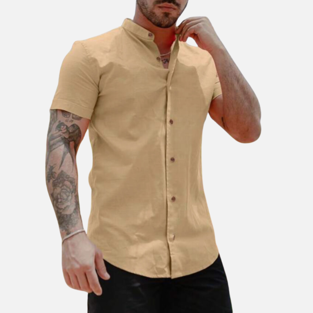 Camisa slim fit com gola padre, confeccionada em tecido leve que imita o linho, perfeita para conforto e elegância em dias quentes.