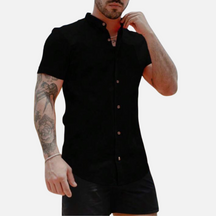 Camisa slim fit com gola padre, confeccionada em tecido leve que imita o linho, perfeita para conforto e elegância em dias quentes.