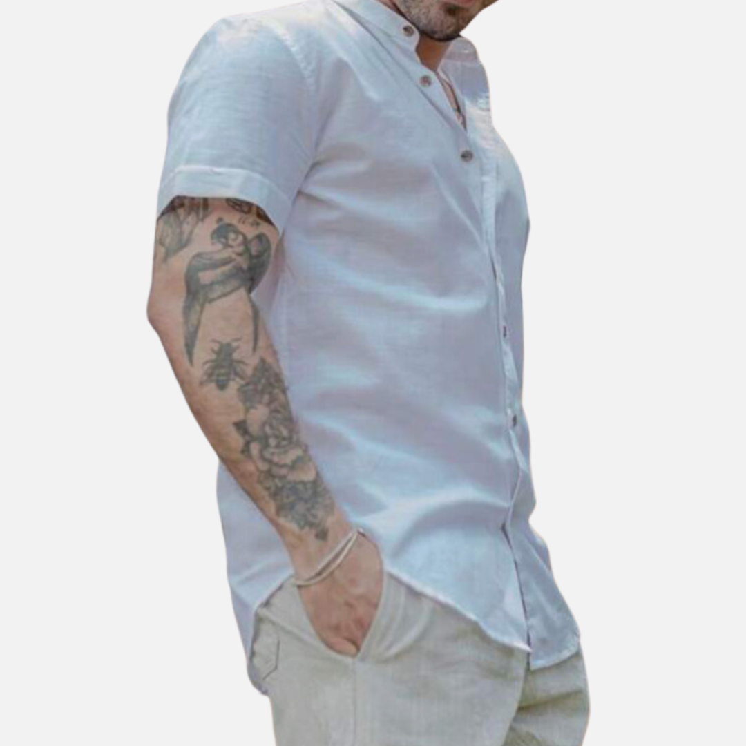 Camisa slim fit com gola padre, confeccionada em tecido leve que imita o linho, perfeita para conforto e elegância em dias quentes.