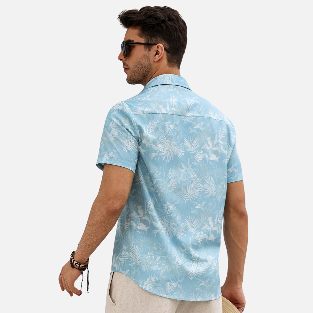 Camisa de manga curta com estampa tropical de palmeiras, leve e respirável, ideal para o verão e ocasiões descontraídas.