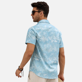 Camisa de manga curta com estampa tropical de palmeiras, leve e respirável, ideal para o verão e ocasiões descontraídas.