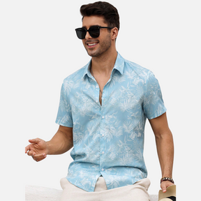 Camisa de manga curta com estampa tropical de palmeiras, leve e respirável, ideal para o verão e ocasiões descontraídas.