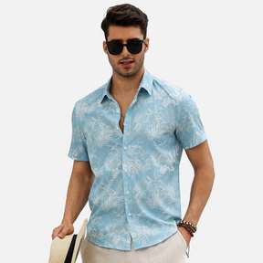 Camisa de manga curta com estampa tropical de palmeiras, leve e respirável, ideal para o verão e ocasiões descontraídas.