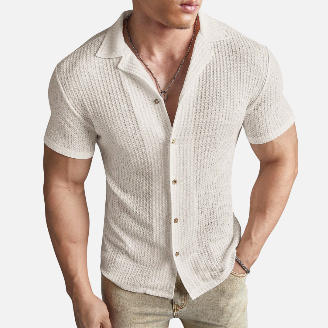 Camisa de abotoamento frontal em cor sólida, elegante e versátil, ideal para diversas ocasiões com conforto e estilo.