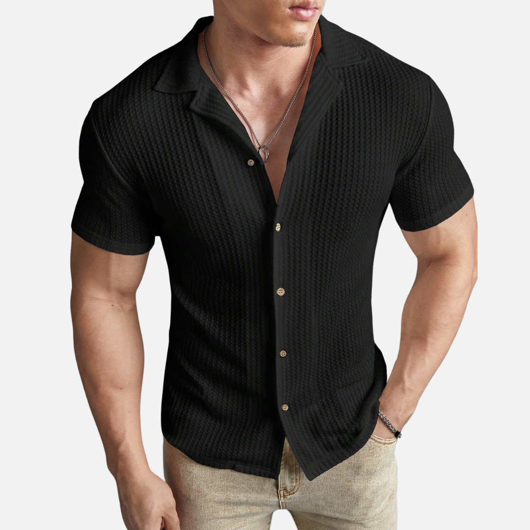 Camisa de abotoamento frontal em cor sólida, elegante e versátil, ideal para diversas ocasiões com conforto e estilo.