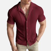 Camisa de abotoamento frontal em cor sólida, elegante e versátil, ideal para diversas ocasiões com conforto e estilo.