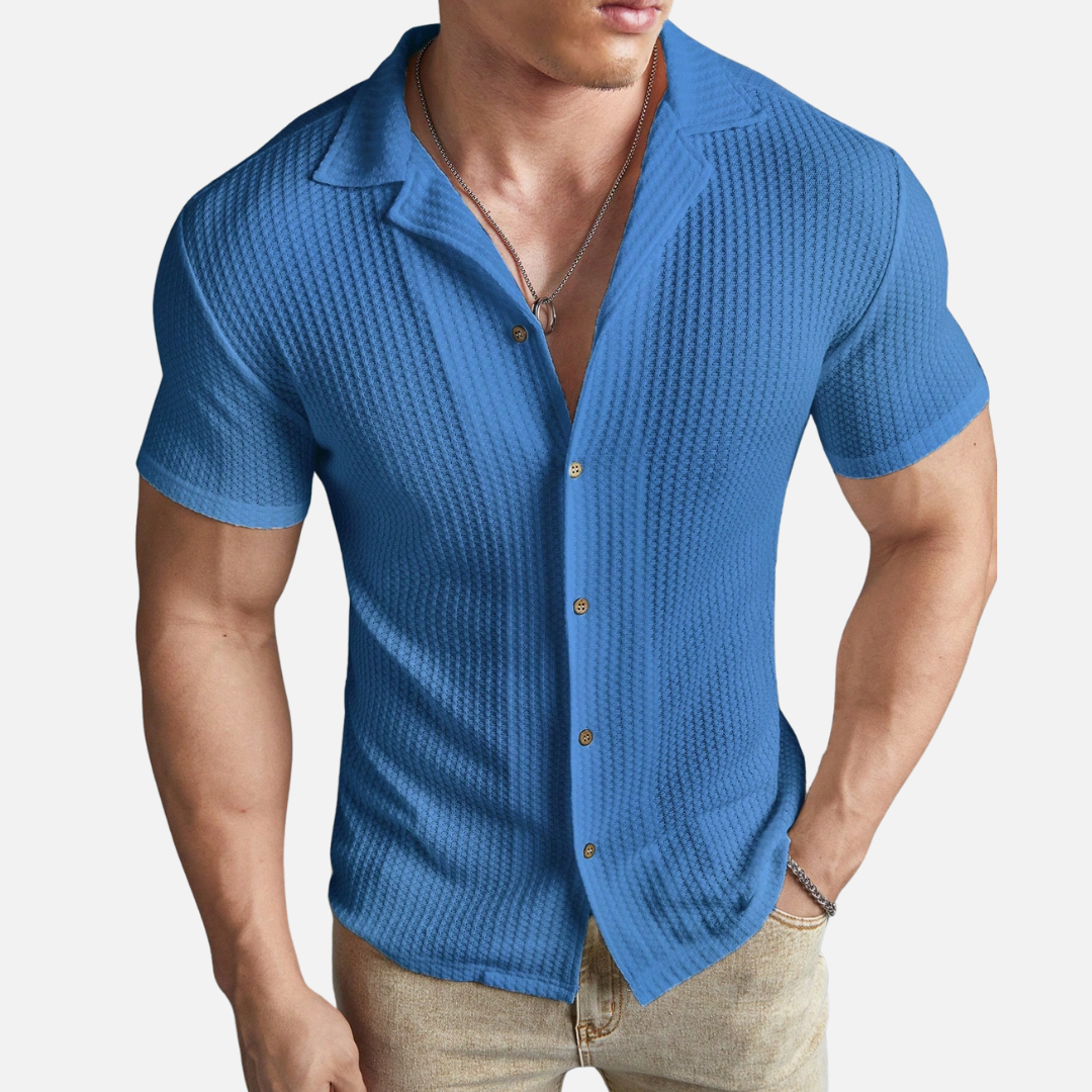 Camisa de abotoamento frontal em cor sólida, elegante e versátil, ideal para diversas ocasiões com conforto e estilo.