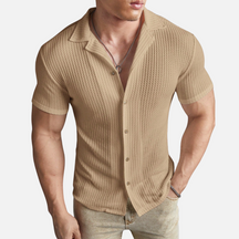 Camisa de abotoamento frontal em cor sólida, elegante e versátil, ideal para diversas ocasiões com conforto e estilo.