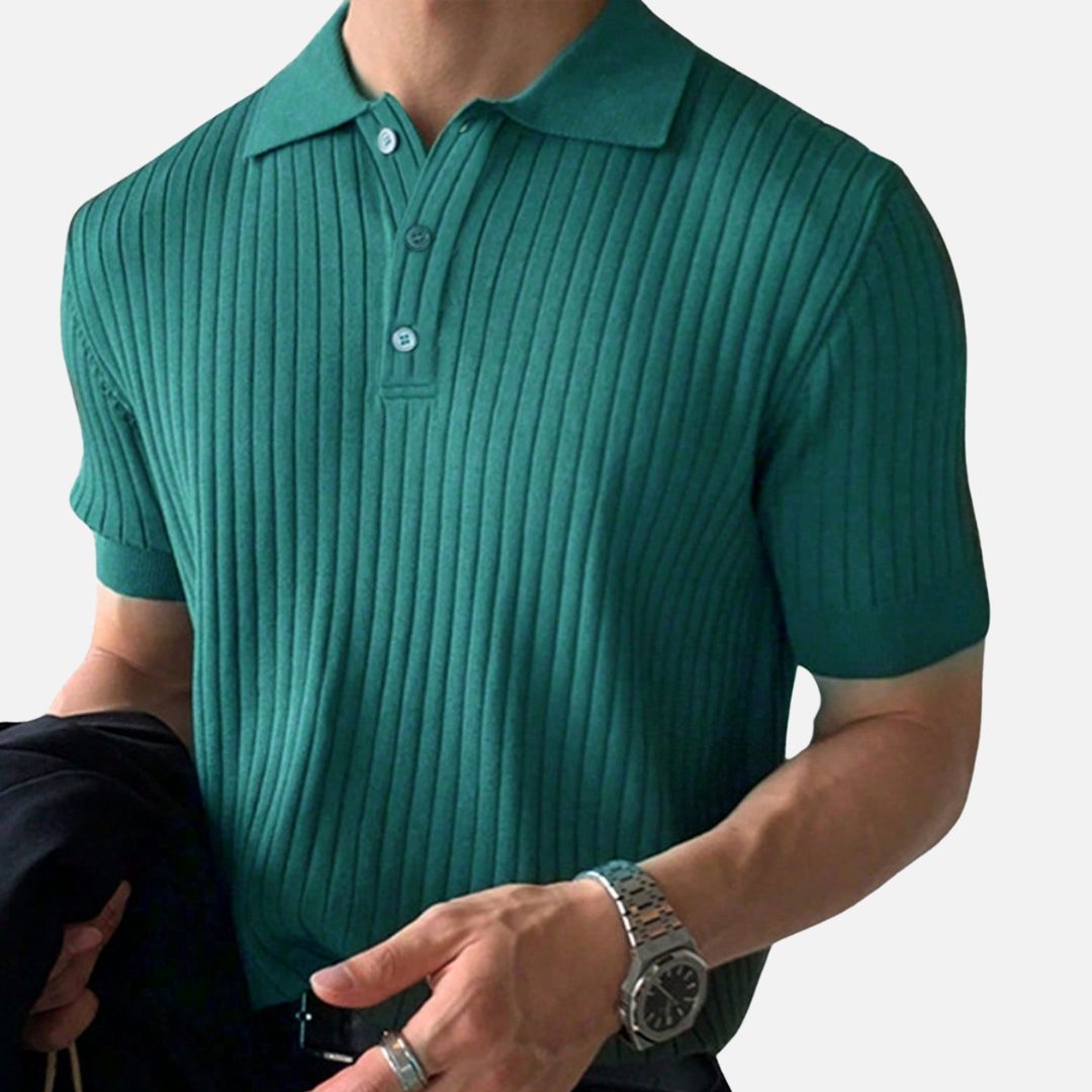 Camisa canelada com design elegante e abotoamento parcial, ideal para ocasiões formais e casuais com conforto e sofisticação.