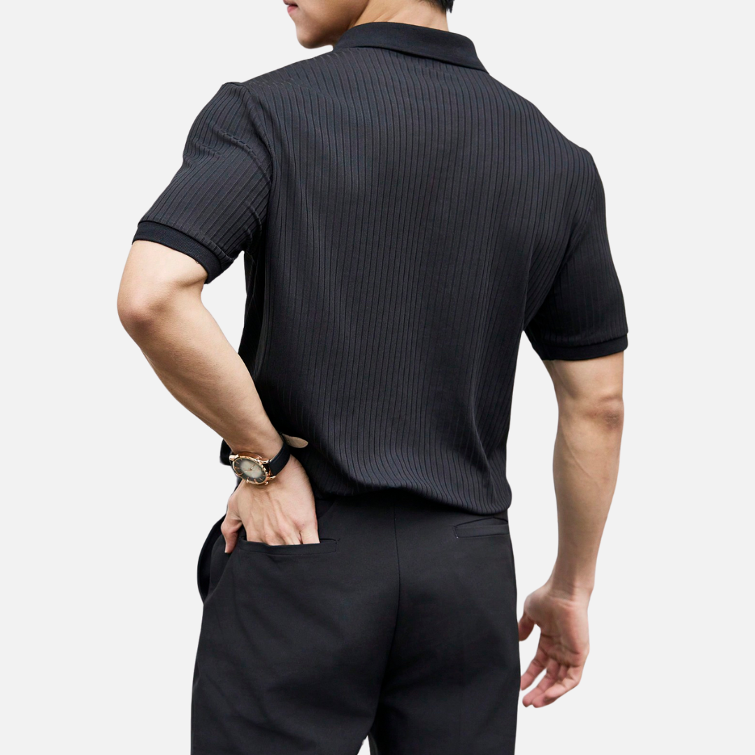 Camisa canelada com design elegante e abotoamento parcial, ideal para ocasiões formais e casuais com conforto e sofisticação.