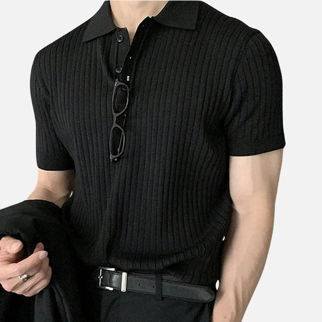 Camisa canelada com design elegante e abotoamento parcial, ideal para ocasiões formais e casuais com conforto e sofisticação.