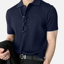 Camisa canelada com design elegante e abotoamento parcial, ideal para ocasiões formais e casuais com conforto e sofisticação.