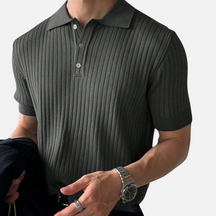 Camisa canelada com design elegante e abotoamento parcial, ideal para ocasiões formais e casuais com conforto e sofisticação.