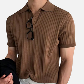 Camisa canelada com design elegante e abotoamento parcial, ideal para ocasiões formais e casuais com conforto e sofisticação.