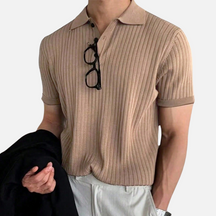 Camisa canelada com design elegante e abotoamento parcial, ideal para ocasiões formais e casuais com conforto e sofisticação.