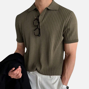 Camisa canelada com design elegante e abotoamento parcial, ideal para ocasiões formais e casuais com conforto e sofisticação.